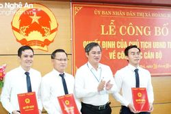Công bố các Quyết định về công tác cán bộ tại thị xã Hoàng Mai