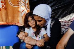 Người Palestine ở Dải Gaza đeo vòng tay nhận dạng để tránh bị chôn trong mộ tập thể