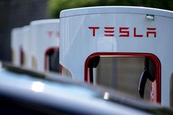 Lợi nhuận suy giảm mạnh, vướng lao lý: 'Vận đen' của Tesla