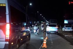 Thâu đêm kiểm soát vi phạm nồng độ cồn, ma túy trên tuyến quốc lộ 20