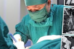 Cứu người đàn ông bị chém gần đứt lìa cẳng chân, sốc mất máu