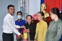 Tặng bình chữa cháy cho người dân