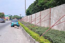 Bất chấp lệnh tháo dỡ hàng rào bê tông trên vành đai 2,5 vẫn tồn tại