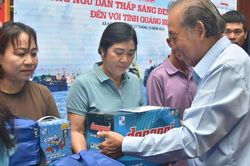 Chương trình 'Cùng ngư dân thắp sáng đèn trên biển' đến với Quảng Bình