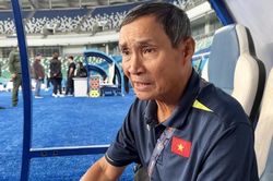 HLV Mai Đức Chung: 'Cầu thủ Việt Nam tự đánh mất lợi thế vào tay Uzbekistan'