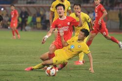 Cận cảnh Hoàng Đức bị phạm lỗi nghiêm trọng, rời sân tập tễnh