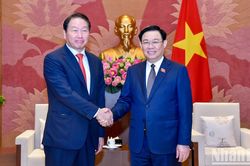 Chủ tịch Quốc hội Vương Đình Huệ tiếp Chủ tịch Tập đoàn SK Hàn Quốc