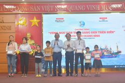 Trao học bổng đến con em ngư dân khó khăn tại Quảng Bình