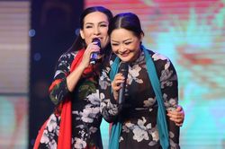 Cùng song ca bài hát 'Chờ người' nổi tiếng, Phi Nhung và Như Quỳnh khiến dân mạng khó xử
