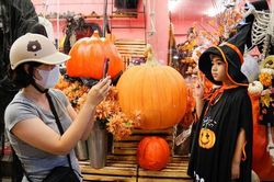 Tràn ngập đồ chơi kinh dị trước ngày lễ Halloween trên phố Hàng Mã