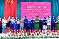 Chi Lăng: Trao tặng bình chữa cháy cho 60 gia đình chính sách, hộ có hoàn cảnh khó khăn