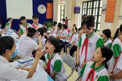 Bệnh viện Y học cổ truyền tỉnh Lào Cai tham gia khám sức khỏe cho học sinh