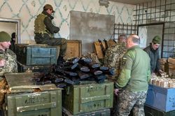 Mỹ 'bơm' thêm lượng lớn đạn dược, tên lửa sang chiến trường Ukraine