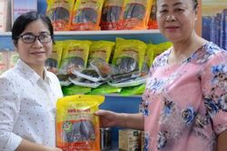 Đông đảo du khách tới công viên Lê Thị Riêng 'săn' hàng đặc sản