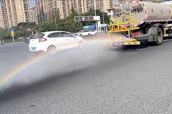 Kỳ lạ xe tải chở nước 'phun' ra cầu vồng ngay trên phố