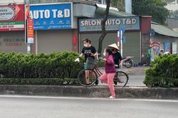 Ngại đi xa, không ngán nguy hiểm nhiều người thản nhiên băng ngang đường đầy xe