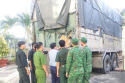 2 xe tải chở nhiều hàng hóa không rõ nguồn gốc xuất xứ
