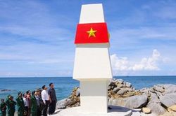 Đoàn công tác Tỉnh ủy, UBND tỉnh Cà Mau chào cờ chủ quyền tại Hòn Đá Lẻ