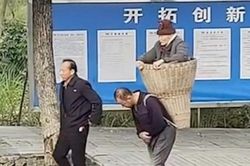 Trung Quốc: Cộng đồng mạng xúc động, dành lời khen hai anh em thay nhau địu mẹ già đến bệnh viện