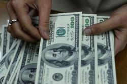Bản tin tài chính sáng 28/10/2023: Giá vàng và USD giảm, dầu tăng
