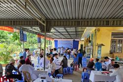 Hội Thầy thuốc trẻ thành phố Hồ Chí Minh khám, phát thuốc miễn phí tại xã Ngọc Sơn (Thanh Chương)
