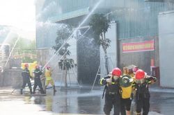 Hơn 100 người diễn tập chữa cháy tại công ty kinh doanh than
