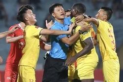 Clip tình huống dẫn đến chiếc thẻ đỏ đầu tiên ở V-League 2023-2024