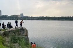 Cảnh sát CHCN lặn tìm thanh niên nghi mất tích dưới hồ đá ĐHQG TPHCM