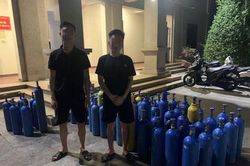 Thu giữ 73 bình 'khí cười' từ Hưng Yên mang về Hà Nội tiêu thụ