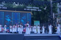 Hơn 1.000 người diễu hành áo dài bên hồ Hoàn Kiếm