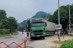 Tạm giữ tài xế vượt khung nồng độ cồn, chở quá tải gần 100%