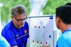 Tuyển Việt Nam: HLV Troussier chọn những ai cho canh bạc World Cup