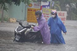 Miền Trung mưa lớn dồn dập, 'cuốn chiếu' từ Nam Nghệ An - Quảng Ngãi
