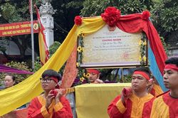 Toàn cảnh lễ rước tôn vinh Tổ nghề làng dệt lụa Vạn Phúc
