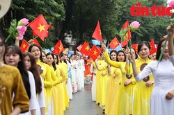 1.000 người đồng diễn tại Lễ hội Áo dài du lịch Hà Nội 2023 trên phố đi bộ Hồ Hoàn Kiếm