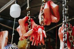 Hà Nội: Rùng mình đồ chơi kinh dị ngập tràn phố Hàng Mã