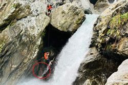 Cảnh sát băng rừng, đu dây cứu du khách nước ngoài bị mắc kẹt giữa thác nước