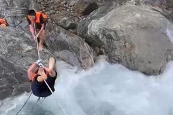 Cảnh sát đu dây cứu du khách Nga tắm thác bị rơi vào hốc đá giữa rừng