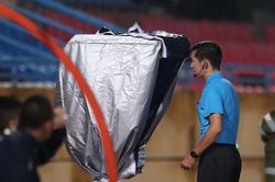 'VAR' nghĩa là chạm?