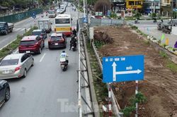 Rào chắn để thi công trở lại dự án mở rộng đường Âu Cơ - Nghi Tàm