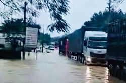 Mưa trắng trời, đường mòn Hồ Chí Minh biến thành sông