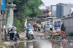 Hà Nội: Dân cạnh dự án đường đê Âu Cơ - Nghi Tàm khổ sở vì đường lầy lội, bụi bẩn