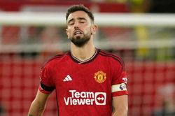 Bruno Fernandes đáng bị tước băng đội trưởng MU