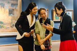 Dàn nghệ sĩ đến Đà Lạt thưởng tranh của họa sĩ Bùi Văn Tuất