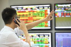 Cổ phiếu bị bán mạnh cuối phiên kéo VN-Index giảm hơn 18 điểm