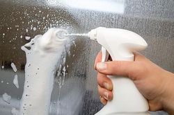 3 cách làm sạch cửa kính phòng tắm sáng bóng như mới
