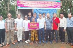Trao kinh phí xây nhà tình thương cho hộ nghèo