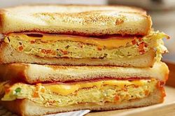 Chỉ mất khoảng 10 phút bạn sẽ có món bánh mì nướng bắp cải trứng cho bữa ăn sáng ngon tuyệt
