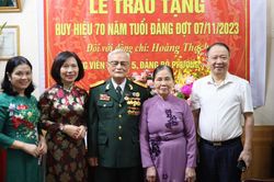 Bí thư Quận ủy Tây Hồ trao Huy hiệu Đảng cho các đảng viên lão thành