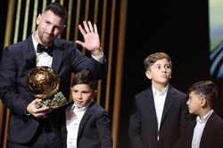 Vượt qua Haaland, Messi lần thứ 8 đoạt Quả bóng vàng